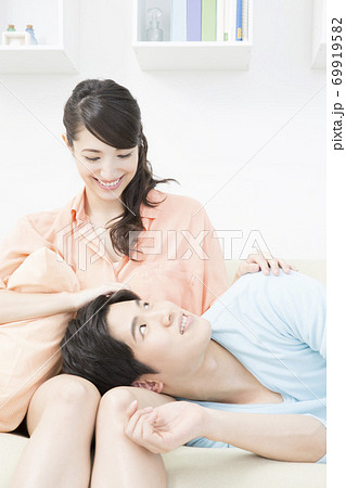 膝枕をするカップル 膝枕をするカップル 69919582