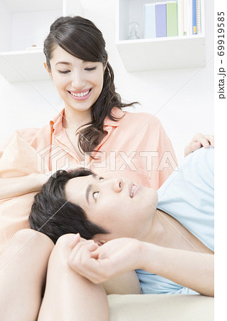 膝枕をするカップル 69919585
