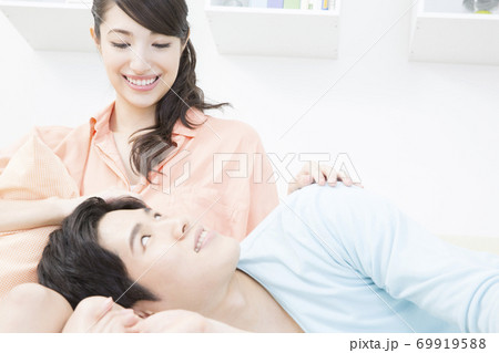 膝枕をするカップル 膝枕をするカップル 69919588