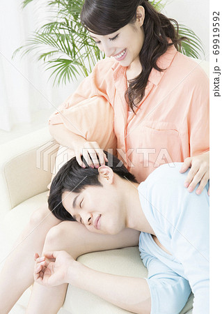 膝枕をするカップル 膝枕をするカップル 69919592