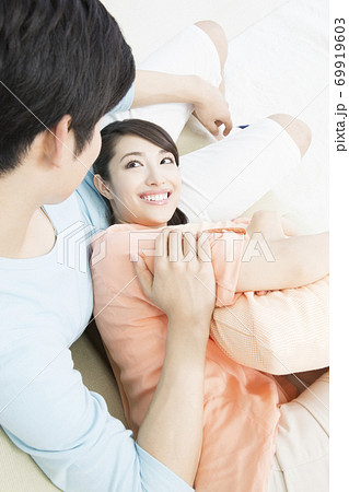 膝枕をするカップル 膝枕をするカップル 69919603