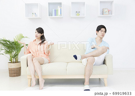 喧嘩をするカップル 69919633