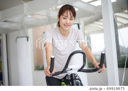 フィットネスバイクを使う女性 フィットネスバイクを使う女性 69919675