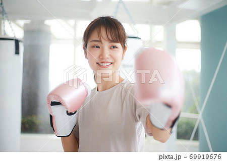 ミット打ちをする女性 69919676