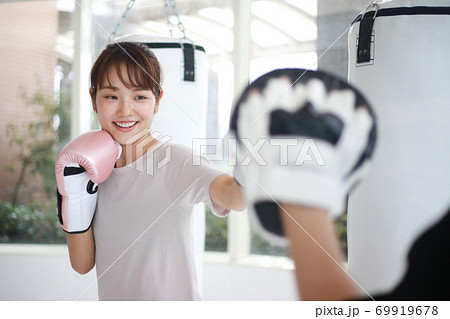 ミット打ちをする女性 ミット打ちをする女性 69919678