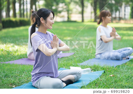 野外でのヨガ教室 69919820