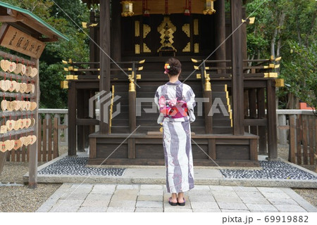 八坂神社でお参りする浴衣女性 69919882