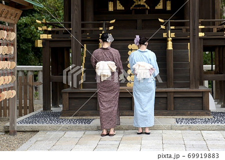 八坂神社でお参りする女性 69919883