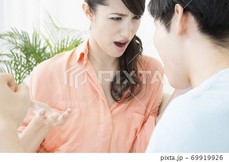 喧嘩をするカップル 69919926