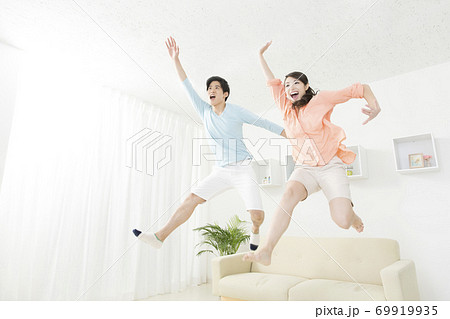 ソファでジャンプするカップル 69919935