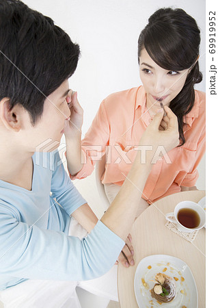 ケーキを食べさせ合うカップル 69919952