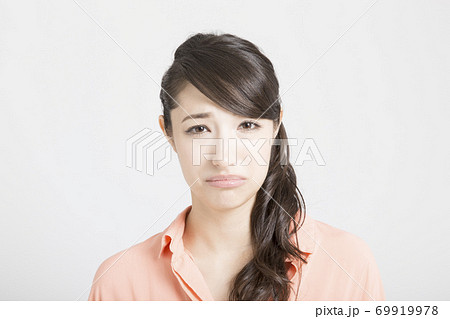 悲しい表情の女性の写真素材