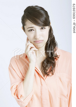 悲しい表情の女性の写真素材