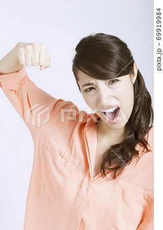 怒る女性 69919984