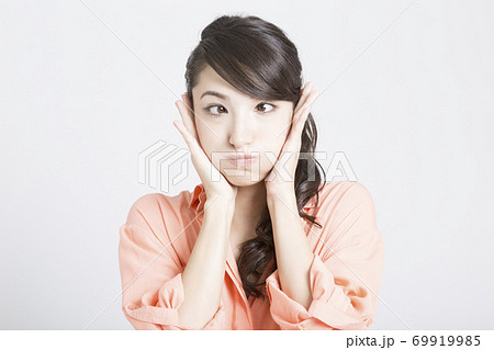 寄り目をする女性 69919985