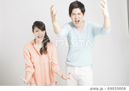 怒る男女 69920008