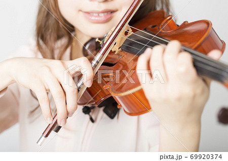 バイオリンを弾く女性 バイオリンを弾く女性 69920374