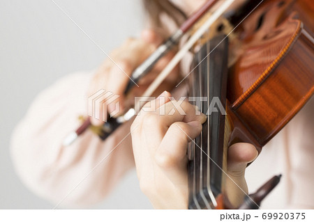 バイオリンを弾く女性 バイオリンを弾く女性 69920375