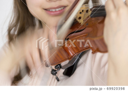 バイオリンを弾く女性 69920398