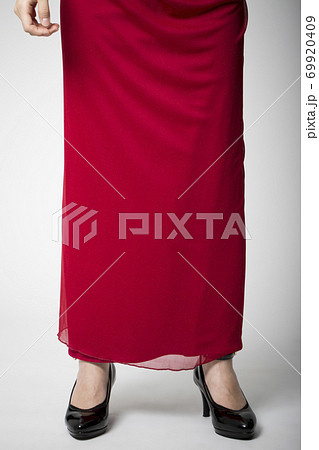 ドレス姿の女性の足元 69920409