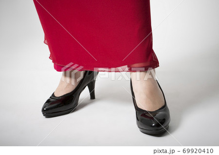 ドレス姿の女性の足元 69920410