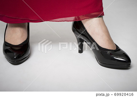 ドレス姿の女性の足元 ドレス姿の女性の足元 69920416