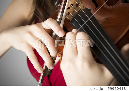 バイオリンを弾く女性 69920418