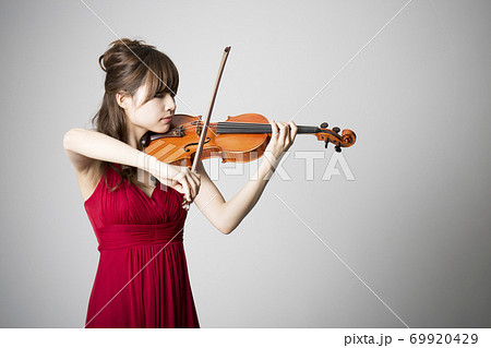 バイオリンを弾く女性 バイオリンを弾く女性 69920429