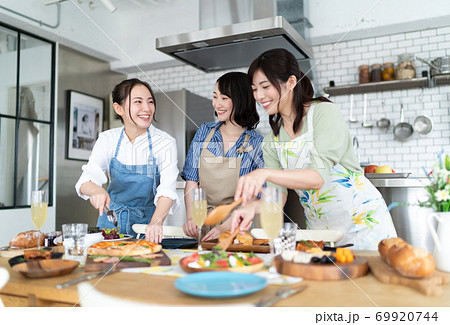 ホームパーティーの準備をする女性 69920744