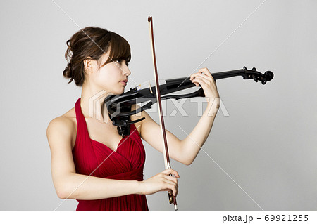 電子バイオリンを弾く女性の写真素材