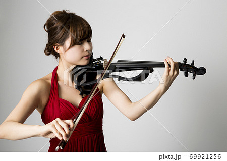 電子バイオリンを弾く女性の写真素材