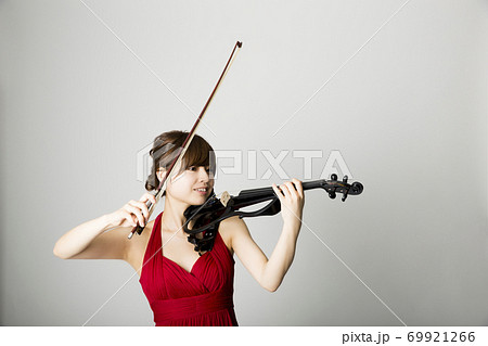 電子バイオリンを弾く女性 69921266