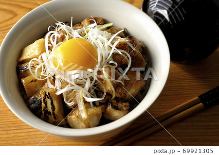 炭火で焼いた焼き鳥の上に白髪葱と卵黄を乗せた丼ぶりと味噌汁と箸 炭火で焼いた焼き鳥の上に白髪葱と卵黄を乗せた丼ぶりと味噌汁と箸 69921305