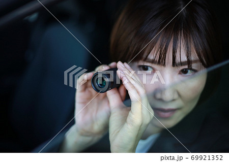 単眼鏡を使う女性 69921352