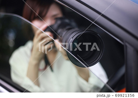 車内から写真を撮る女性 車内から写真を撮る女性 69921356