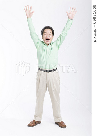 万歳をする男性 69921609