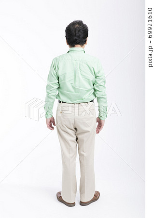 男性の後ろ姿 69921610