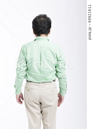 男性の後ろ姿 男性の後ろ姿 69921611