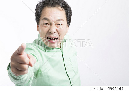 怒る男性 69921644