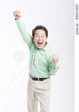 ガッツポーズをする男性 ガッツポーズをする男性 69921667