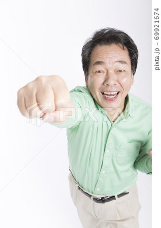 ガッツポーズをする男性 ガッツポーズをする男性 69921674