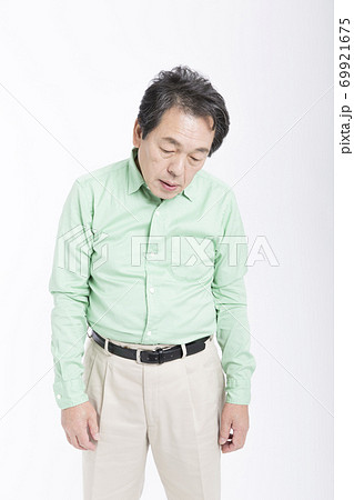 落ち込むミドル男性 落ち込むミドル男性 69921675