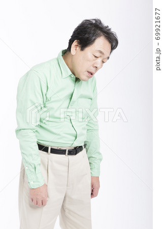落ち込むミドル男性 落ち込むミドル男性 69921677