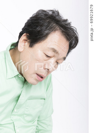 落ち込むミドル男性 69921679