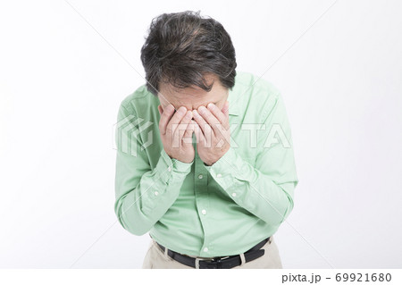 泣く男性 泣く男性 69921680