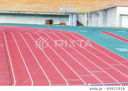 秋のあづま総合運動公園　あづま陸上競技場の陸上トラック　福島県福島市 69921918