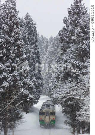 冬の森を走り抜ける只見線の列車 福島県会津坂下町 冬の森を走り抜ける只見線の列車 福島県会津坂下町 69921919
