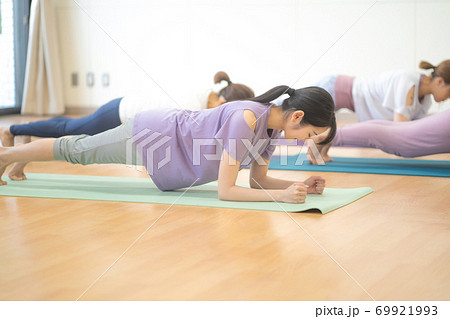 腕立て／プランクをする女性 69921993