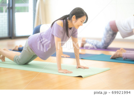 腕立て/プランクをする女性 腕立て/プランクをする女性 69921994