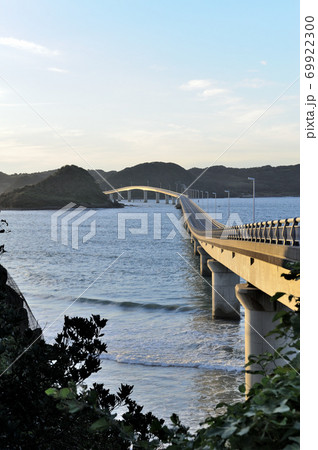 山口県下関市豊北町にある角島大橋の横に夕日が美しくあたっている風景の写真素材